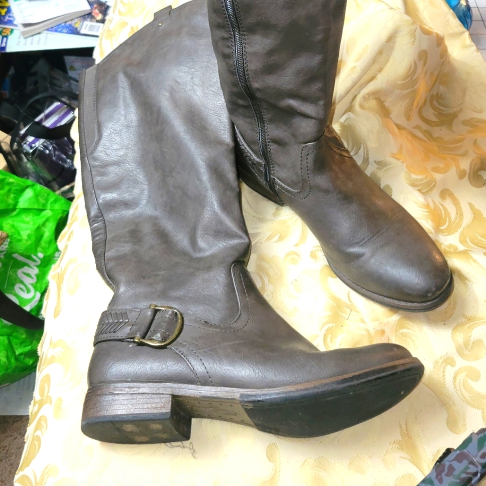Tall white mt. Boots Brown 9